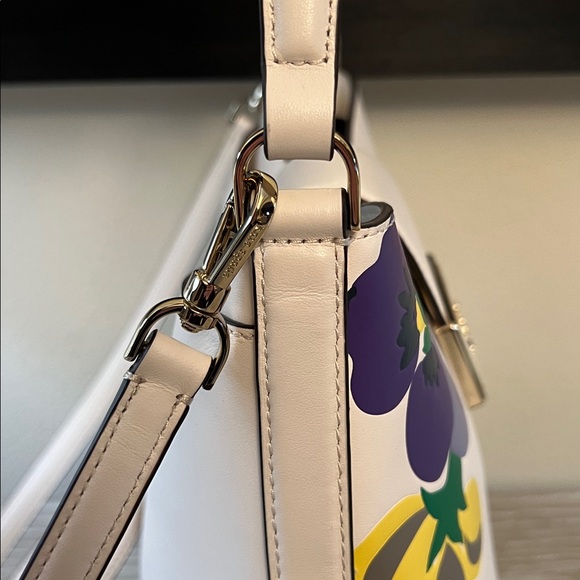 Kate Spade New York Reegan Pansy Toss Bucket Bag. - Picture 5 of 12